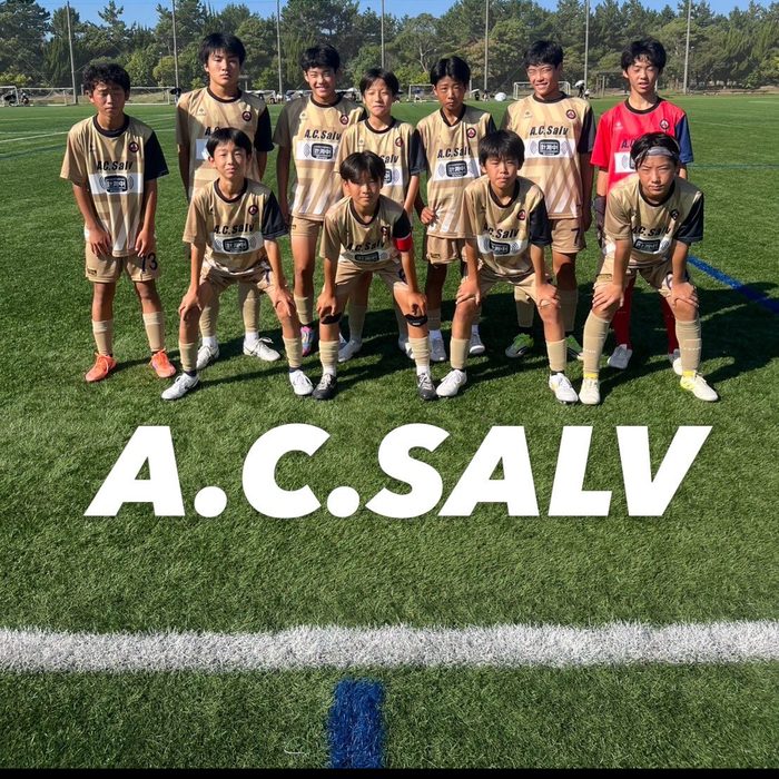 ゴールドのアウェイユニフォームでの集合写真
