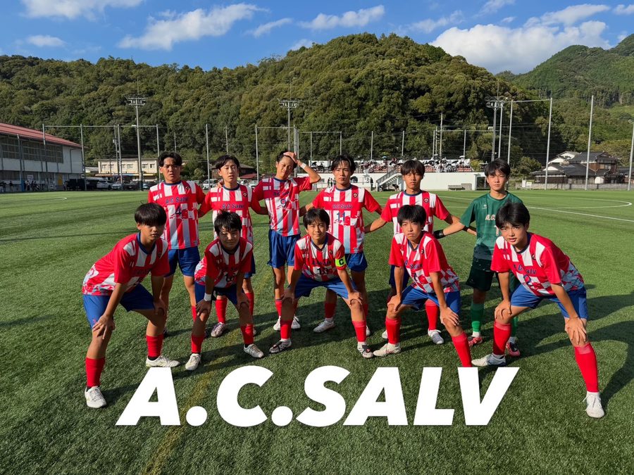 赤白のホームユニフォームで並ぶAC SALVADORの選手たち